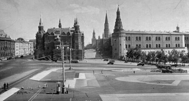 Так выглядела замаскированная площадь перед Кремлем. | Фото: wwii.space.
