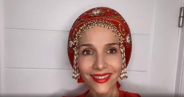 Наталья Орейро в кокошнике поздравила россиян