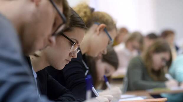 От математики до второго иностранного: Минпросвещения утвердило 16 обязательных предметов для старшеклассников