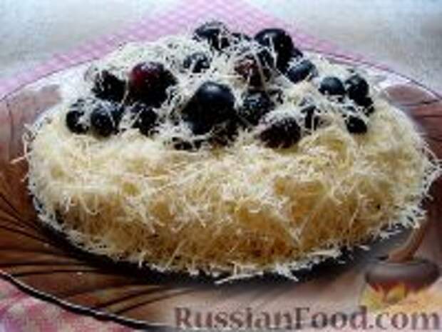 Фото к рецепту: Салат "Первый снег", с курицей, сыром и виноградом