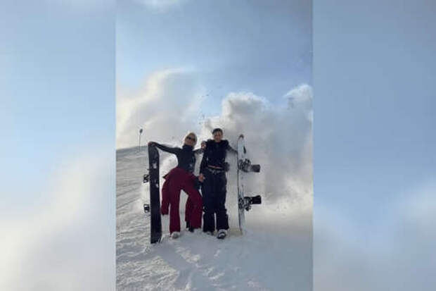 Бизнесвумен Оксана Самойлова снялась с Клавой Кокой на сноубордах