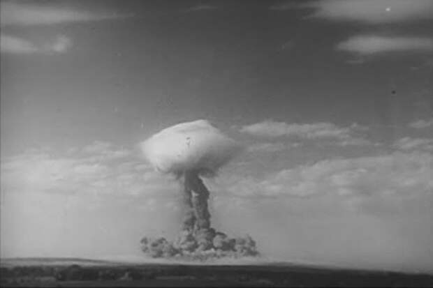Тоцкий ядерный взрыв. Ядерный взрыв на Тоцком полигоне в 1954. Тоцкое 1954 взрыв бомбы. Тоцкий полигон 1954 год ядерные испытания. Операция снежок испытание атомной бомбы в 1954.