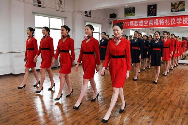 Как китайских стюардесс учат улыбаться, ходить, стоять и сидеть