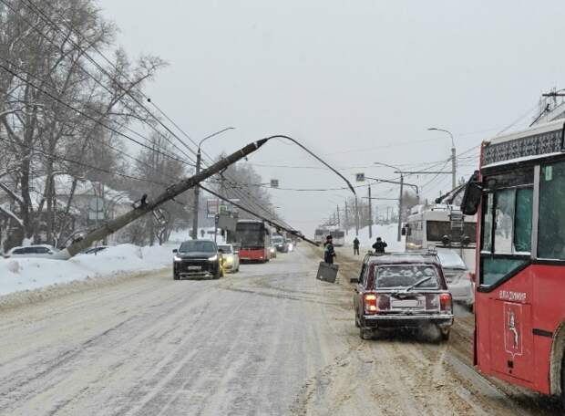 Во Владимире упавший на дороге столб остановил движение в Доброе