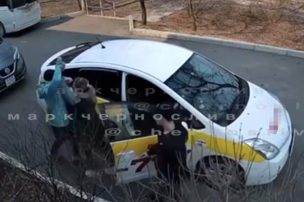 В Приморье на видео попала драка женщин на парковке