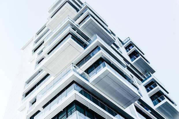 Кузбассовец завел петухов в квартире и держал их на балконе