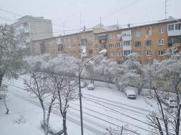 Движение парализовало в Свердловской области из-за майского снегопада
