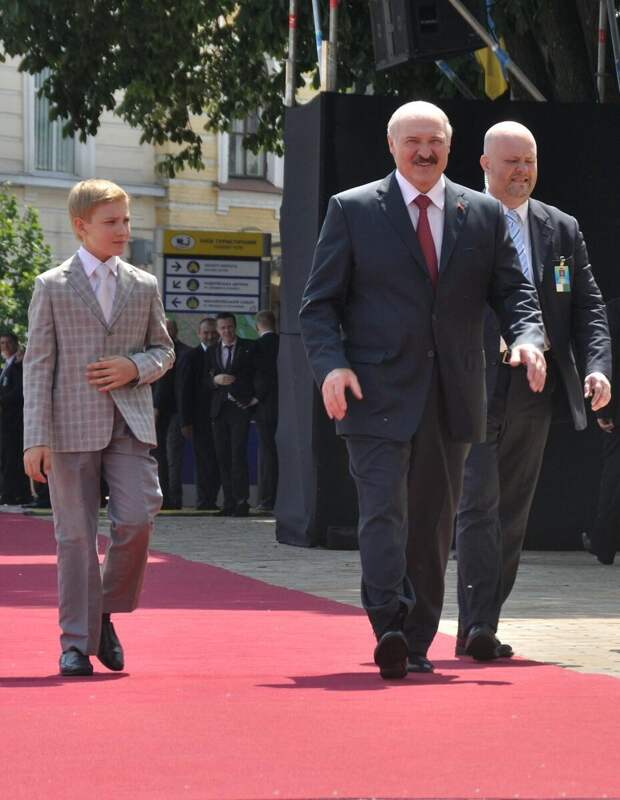 Николай Лукашенко (слева) с ранних лет сопровождал отца на деловых встречах