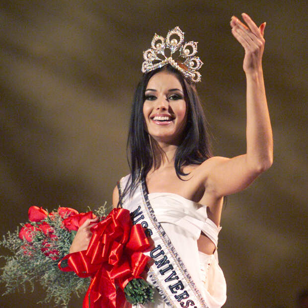 Появилась теория, что Оксана Федорова отказалась от титула «Мисс Вселенная», чтобы спастись от Эпштейна. Трамп был ей недоволен