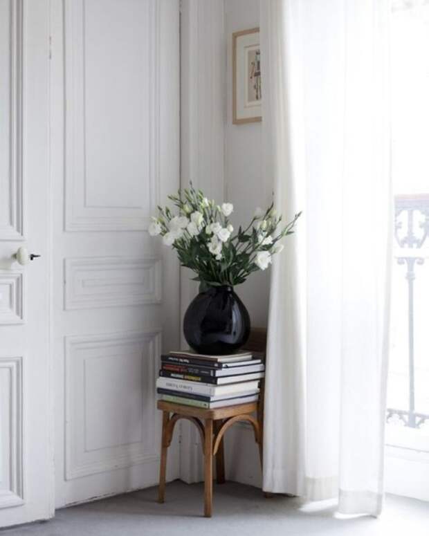 На табурет в гостиной можно положить книги, поставить вазу с цветами. / Фото: archidea.com.ua