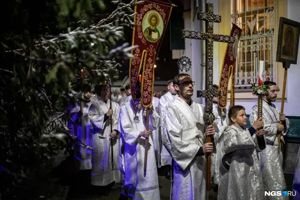 Снежная Пасха: 10 кадров с праздничного богослужения из центра Новосибирска