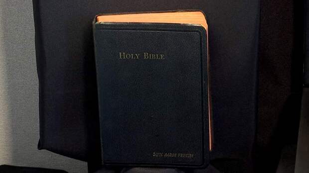Личную Библию Элвиса Пресли выставят на торги на аукционе