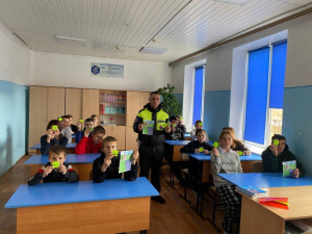 Сотрудники Госавтоинспекции Самарской области напомнили школьникам о пользе световозвращающих элементов