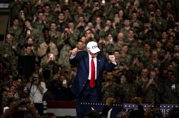 Трамп станцевал перед военными моряками на авианосце