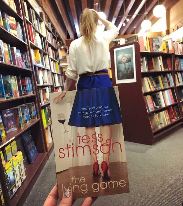 Люди подставляют лица к обложкам книг: челлендж #Bookface