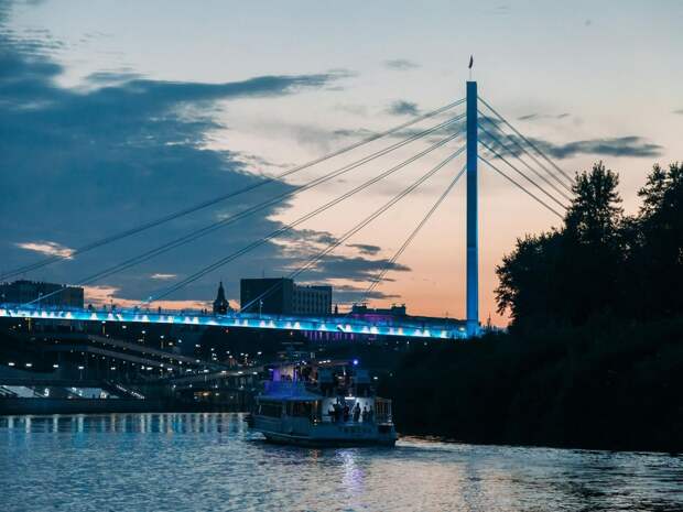 Мост Влюблённых в Тюмени станет синим: пройдёт специальная акция
