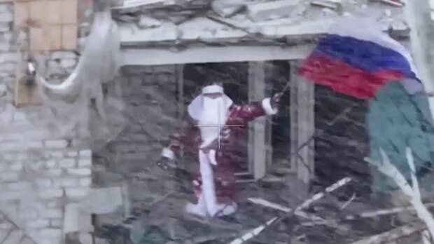 Российские бойцы в костюмах Дедов Морозов поздравляли жителей Димитрова