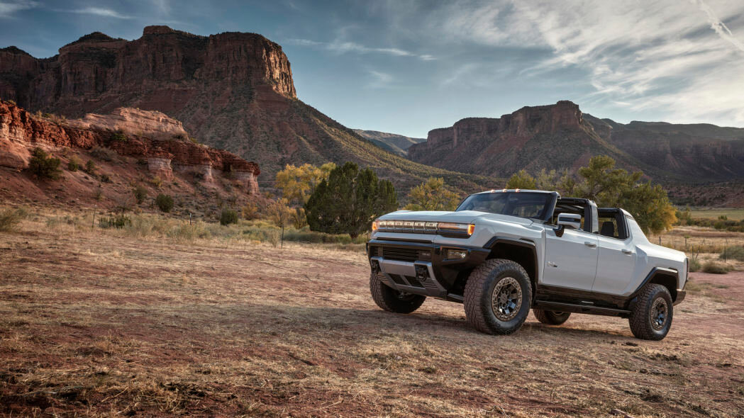 GMC Hummer EV показал себя как 1000-сильный, 350-мильный, быстро заряжающийся ЗВЕРЬ!