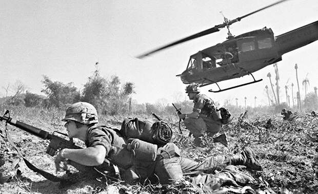Американские солдаты во время битвы в долине Йа-Дранг, Вьетнам. 1965 год