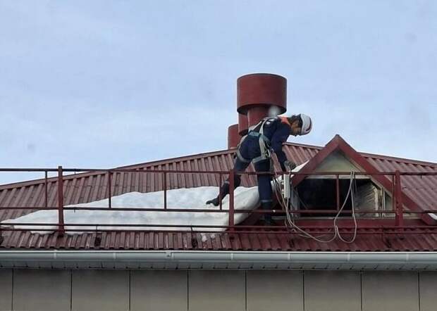 Рязанские спасатели устранили последствия падения снегозадержателей в детском саду