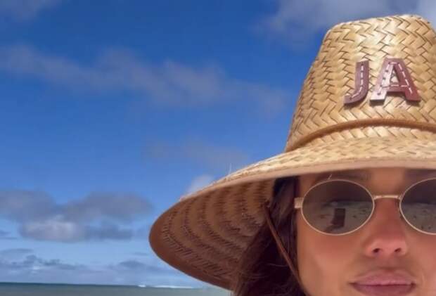 Актриса Джессика Альба выложила фото в бикини на пляже