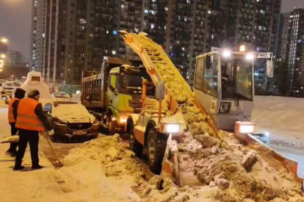 Более 130 тыс. человек убирают улицы Москвы от снега
