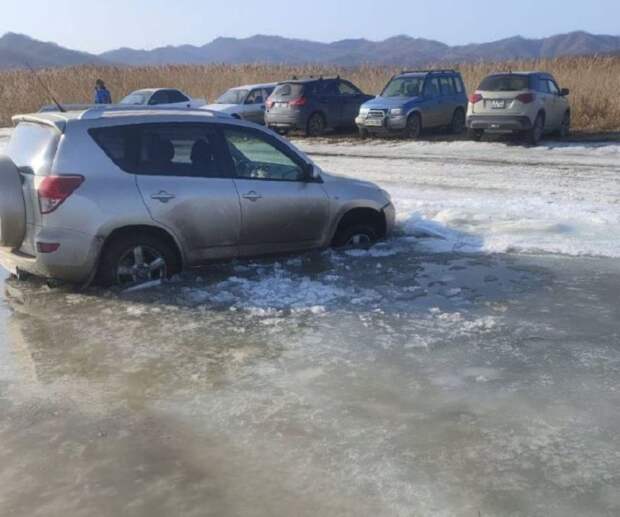 Слабоумие и отвага: приморские рыбаки снова штурмуют лёд