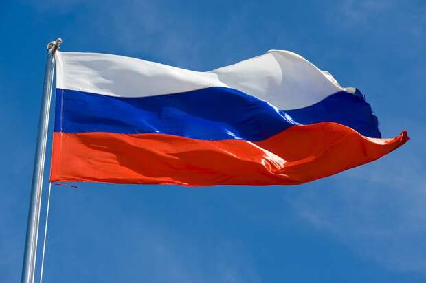 В Санкт-Петербурге вандал облил краской 3 флага РФ и 2 Знамени Победы