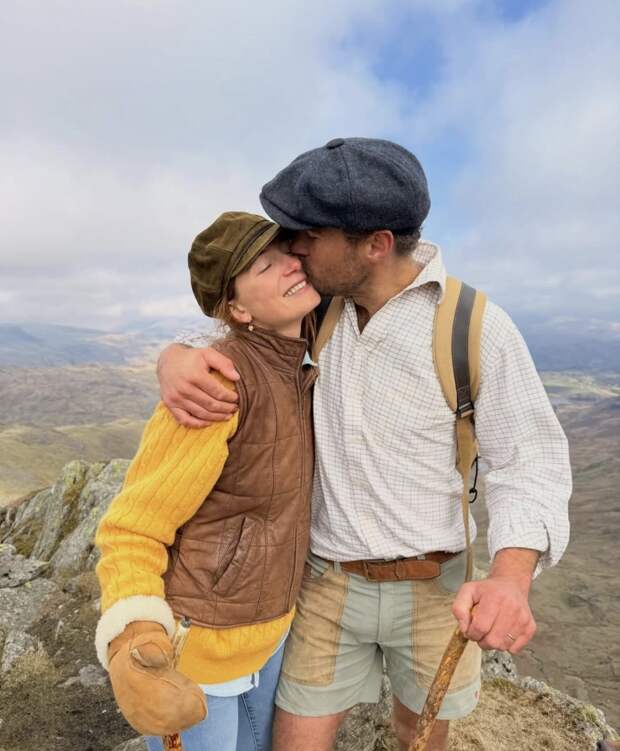 Брат Кейт Миддлтон нежно поцеловал свою супругу во время восхождения на вершину горы: фото