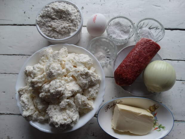 Мои фирменные пирожки, как беляши. Но тесто лучше. Кажется, что мясная начинка укутана в запечённом сырерожки. Тесто такое, что кажется, что мясная начинка укутана в запечённом сыре