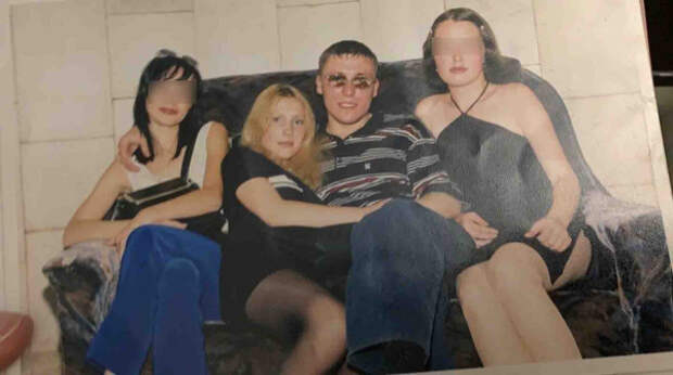 Денис Чернеев в молодости со своей женой и подругами (1998 год) 3