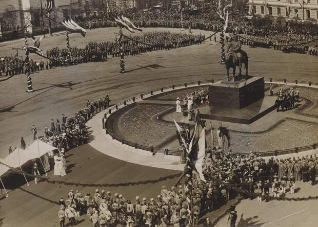 Открытие памятника императору Александру III на Знаменской площади. 1909