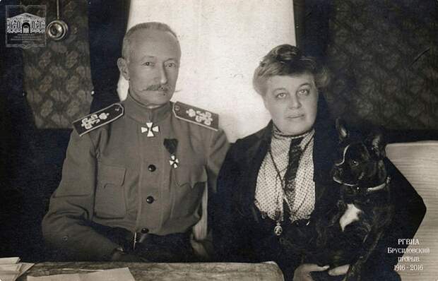 Генерал от кавалерии Алексей Брусилов с женой Надеждой Владимировной Желиховской, 1916 год.