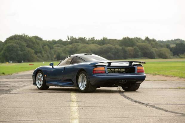 Первый в мире карбоновый суперкар Jaguar XJR-15