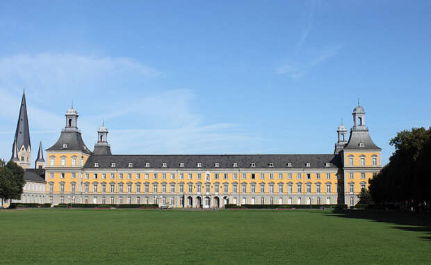 Дворец принца-курфюрста (Kurfürstliches Schloss) в Бонне, где жила семья Бетховена с 1730-х годов