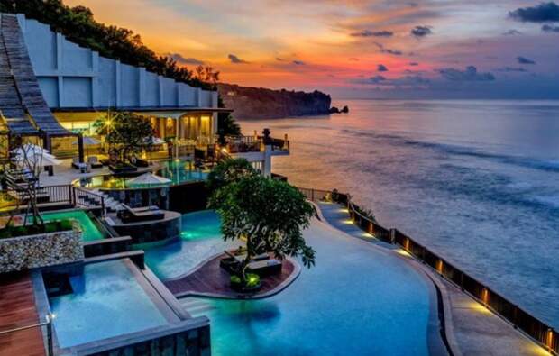 Индонезия открывает курорт Бали для вакцинированных туристов