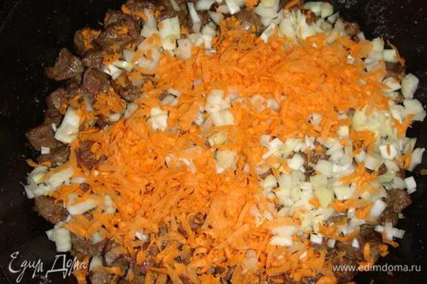 Лук нарезать кубиками, морковь натереть на крупной терке и добавить к печени. Посолить, поперчить, добавить сливочное масло, все перемешать и тушить под закрытой крышкой 7 минут.