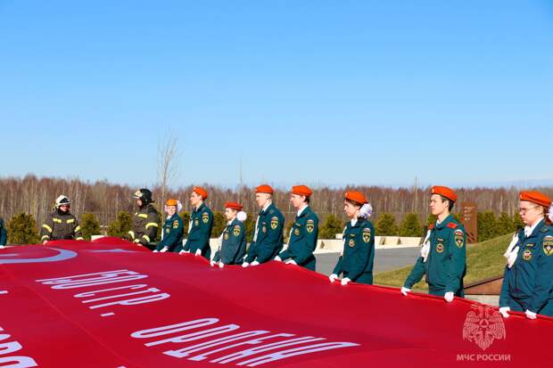 На территории Ржевского мемориала развернули знамя Победы