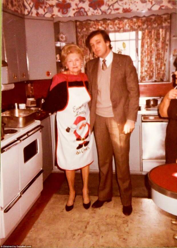 Кто-то на кухне с мамой. Это Дональда с его мать Мэри Trump висит на Святок. Мэри скончалась в августе 2000 года