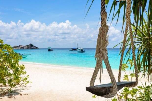качели на райском пляже в Таиланде
