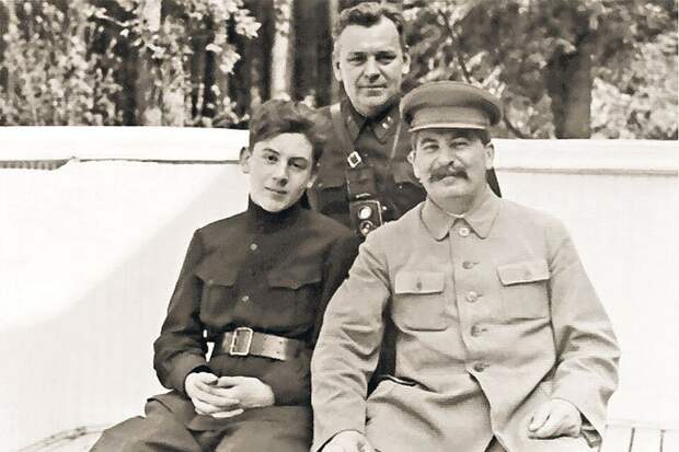 Николай Власик, Василий Сталин и Иосиф Сталин 