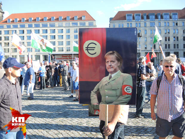 Меркель в нацистской форме.