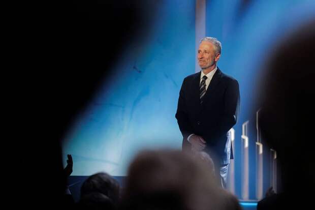 Комик указал на абсурдность слов Трампа о нежелании США соседствовать с Россией