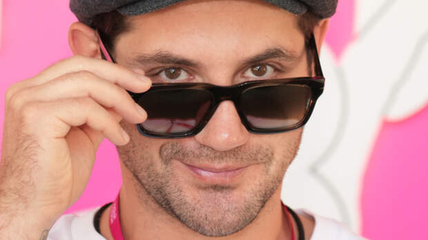 Новый роман? Марк Богатырев после развода появился на выставке с девушкой