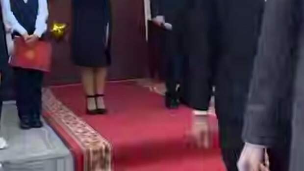 Красную дорожку расстелили перед учителями / Фото: кадр из видео / Amur Mash