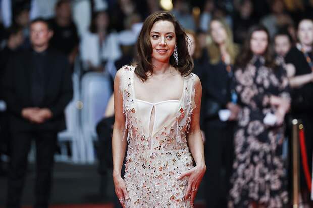 Звезда "Белого лотоса" Обри Плаза забеременела через год после суицида мужа