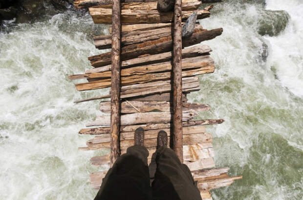 Мост через разлившуюся реку недалеко от Кашмира (Индия). |Фото: cameralabs.org.