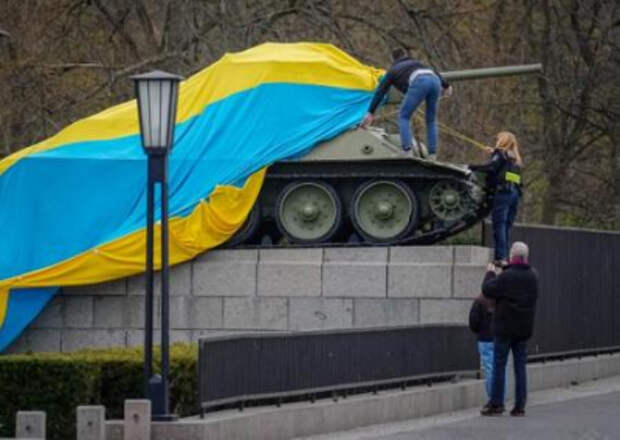 Сдались: в Берлине можно будет размахивать украинскими флагами 8 и 9 мая Сдались: в Берлине можно будет размахивать украинскими флагами 8 и 9 мая