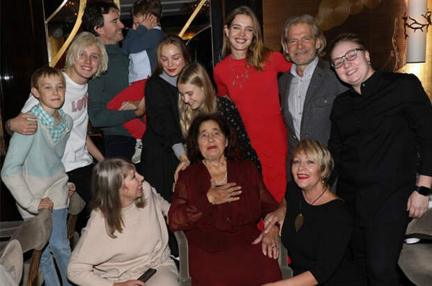 Наталья Водянова с родственниками, детьми и Антуаном Арно