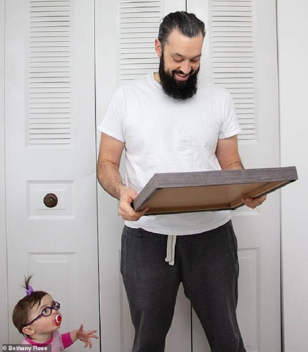 Жена запечатлела на фото эмоции мужа, узнавшего о том, что у них будет третий ребенок